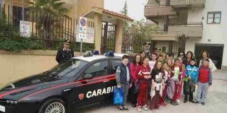 Gli alunni della ‘Leonardo Bianchi’ in visita dai Carabinieri