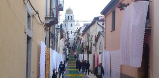 L’infiorata incanta, aggrega e arricchisce