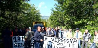 Fortore, gli operai forestali bloccano Ponte Setteluci
