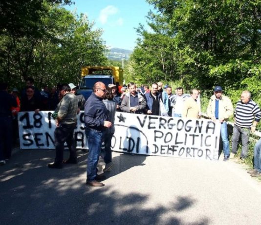 Fortore, gli operai forestali bloccano Ponte Setteluci