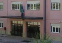 Escavatore trancia conduttura del gas: al liceo esami interrotti