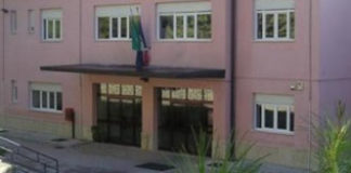 Escavatore trancia conduttura del gas: al liceo esami interrotti