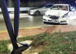 Auto contro un palo e parabrezza distrutto, in due finiscono all’ospedale Auto contro un palo e parabrezza distrutto, in due finiscono all’ospedale