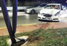 Auto contro un palo e parabrezza distrutto, in due finiscono all’ospedale