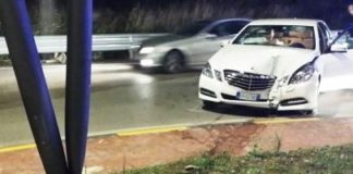 Auto contro un palo e parabrezza distrutto, in due finiscono all’ospedale