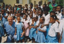 Il dottor Jack Patuto del Summit premiato per il suo lavoro medico e chirurgico in Haiti.