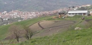 Orginale dichiarazione d’amore: un cuore tracciato con l’aratro