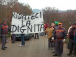 Senza stipendio, forestali bloccano ponte Manifestazione di protesta nel Beneventano Senza stipendio, forestali bloccano ponte Manifestazione di protesta nel Beneventano