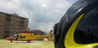 Cade dal tetto, imprenditore soccorso da elicottero 118