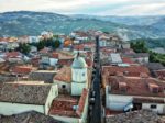 Nonostante tutto, pur sempre una città Nonostante tutto, pur sempre una città