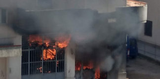 Vasto incendio in un laboratorio di tessuti