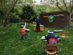 Nel borgo senza Internet le lezioni riprendono nel bosco: “Aule tra gli alberi per far tornare il sorriso ai bambini” Nel borgo senza Internet le lezioni riprendono nel bosco: “Aule tra gli alberi per far tornare il sorriso ai bambini”
