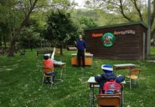 Nel borgo senza Internet le lezioni riprendono nel bosco: “Aule tra gli alberi per far tornare il sorriso ai bambini”