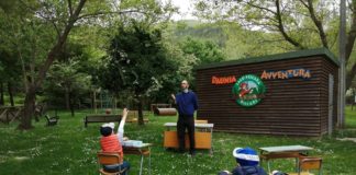 Nel borgo senza Internet le lezioni riprendono nel bosco: “Aule tra gli alberi per far tornare il sorriso ai bambini”