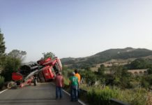 Incidente a San Bartolomeo in Galdo, mietitrebbia si ribalta Traffico in tilt