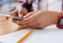 “Pagami o metterò sui social le tue foto hard”: denunciata giovane lombarda