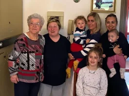 Cinque generazioni in una foto. La trisavola Elena coccola la piccola Lia