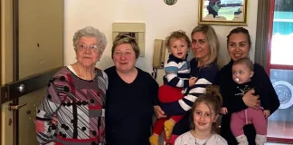 Cinque generazioni in una foto. La trisavola Elena coccola la piccola Lia