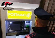 Ruba carta di credito e preleva soldi, denunciato