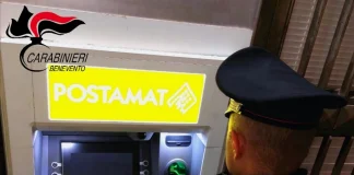 Ruba carta di credito e preleva soldi, denunciato