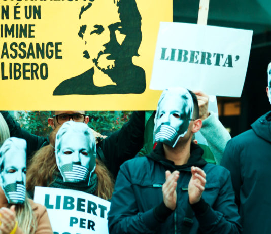 Foggia conferisce la cittadinanza onoraria a Julian Assange
