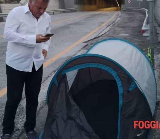Galleria Passo del Lupo chiude di nuovo, Tutolo si accampa con la tenda: “Ci stanno prendendo in giro”