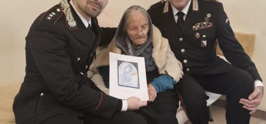 115 anni, i Carabinieri festeggiano nonna Laurina