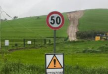 Collina sventrata per un parco eolico, sindaco infuriato: “Qui girano le pale e i soldi vanno al Nord”