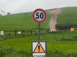 Collina sventrata per un parco eolico, sindaco infuriato: “Qui girano le pale e i soldi vanno al Nord”