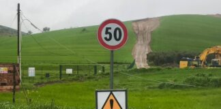 Collina sventrata per un parco eolico, sindaco infuriato: “Qui girano le pale e i soldi vanno al Nord”