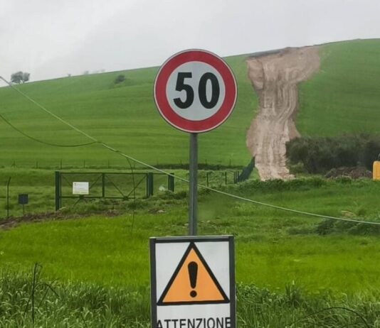Collina sventrata per un parco eolico, sindaco infuriato: “Qui girano le pale e i soldi vanno al Nord”