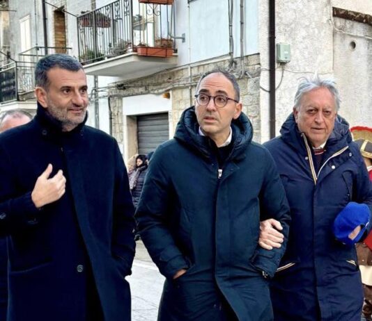 De Caro c’è, Fico?